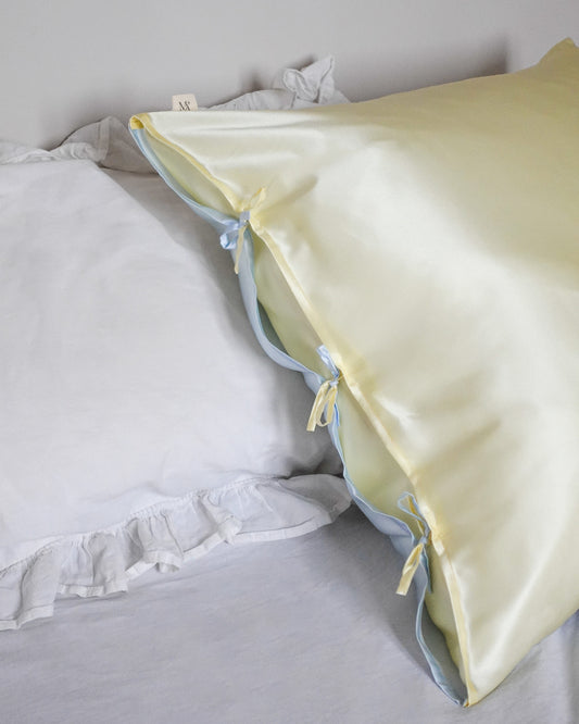 mulberry silk pillowcase with one yellow side and one blue side : closing with cute bows.